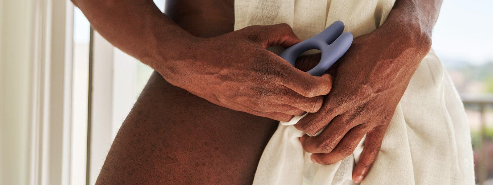 Man holding a luxury blue silicone ring from JIMMYJANE in a sunlit room